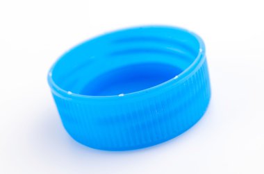 Beyaz arka plan üzerinde izole plastik şişe kapağı