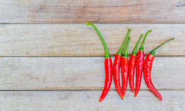 ahşap zemin üzerine kırmızı biber