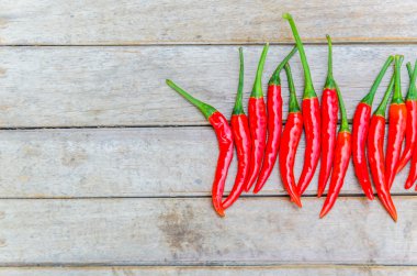 ahşap zemin üzerine kırmızı biber