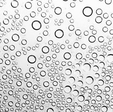 su damlası siyah ve beyaz arka plan üzerinde (koyu siyah işlemek ve