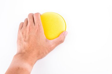 Beyaz arkaplanda el ele tutuşan sünger