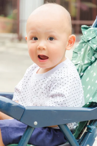 Baby im Einkaufswagen — Stockfoto