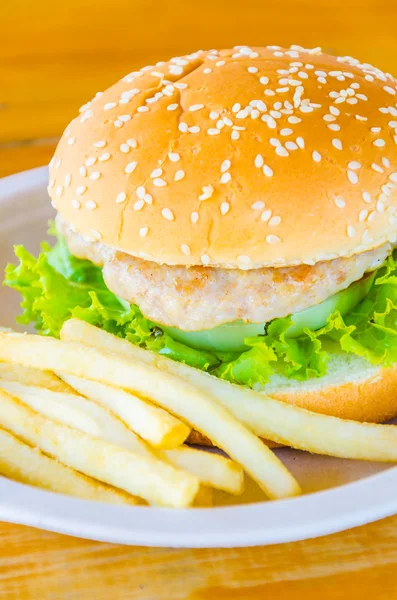 Hamburger en Franse frietjes, fastfood — Stockfoto