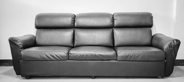 Schwarzes Ledersofa — Stockfoto