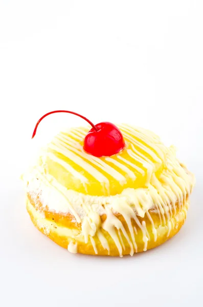 Donut de cerezas aislado sobre fondo blanco —  Fotos de Stock