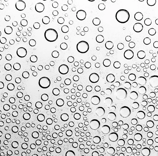 su damlası siyah ve beyaz arka plan üzerinde (koyu siyah işlemek ve