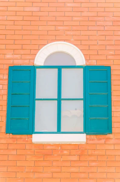 Винтажное тосканское итальянское окно в итальянском стиле — стоковое фото