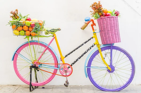 Fahrrad mit Obstkorb und Blume — Stockfoto