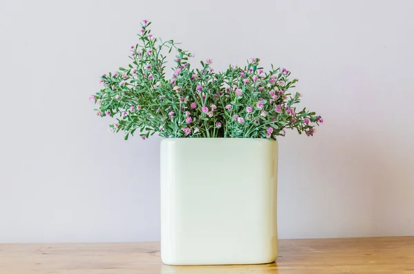 Çiçek vazo dekorasyon — Stok fotoğraf