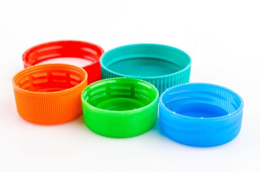 Beyaz arka plan üzerinde izole plastik şişe kapağı
