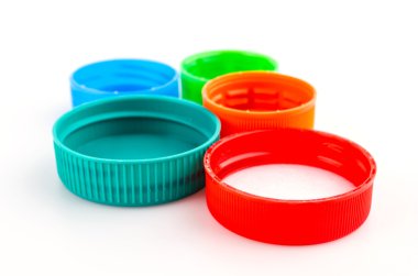 Beyaz arka plan üzerinde izole plastik şişe kapağı