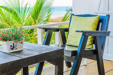 Sahilde ahşap sandalye