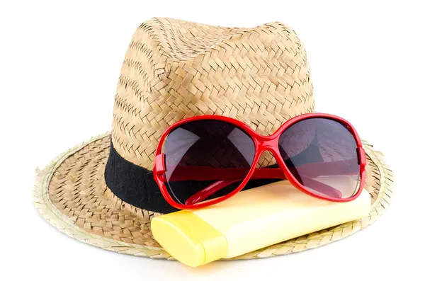 Chapeau, lunettes de soleil, lotion corporelle isolée sur fond blanc — Photo