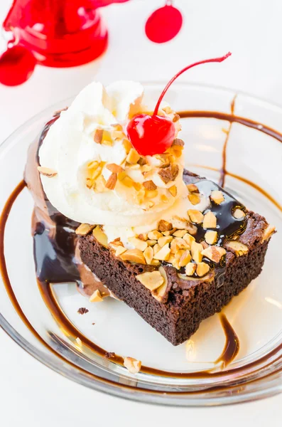 Choklad brownie glass och körsbär — Stockfoto