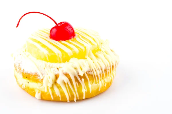 Donut de cerezas aislado sobre fondo blanco —  Fotos de Stock