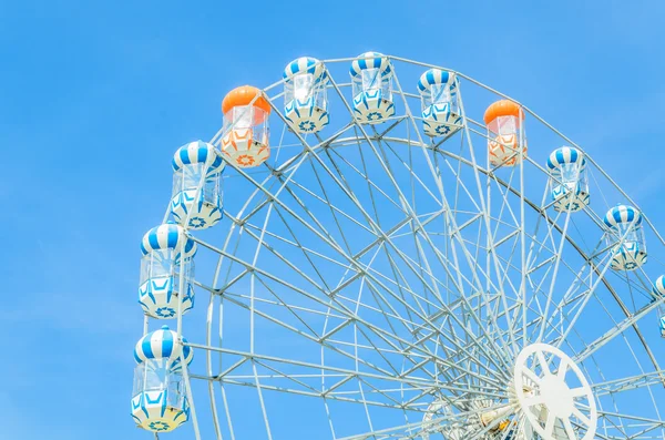 Rueda de ferris de atracciones en el parque — Foto de Stock