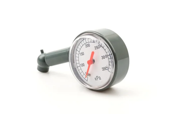 Manômetro de pressão de pneu isolado fundo branco — Fotografia de Stock