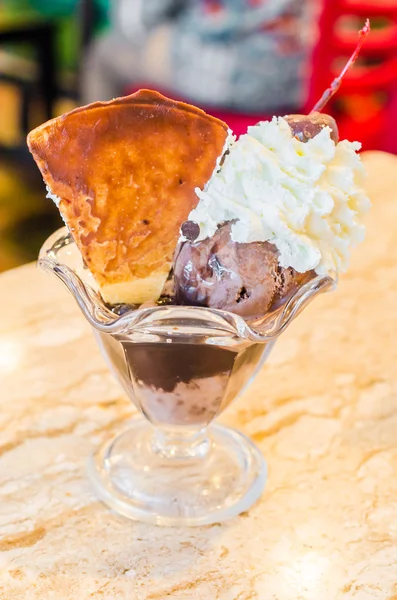 巧克力冰淇淋甜品 — 图库照片