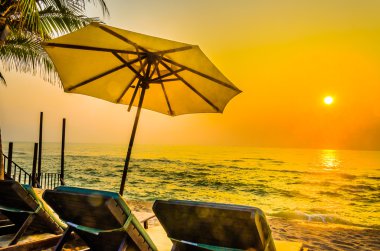 alacakaranlık zamanlarda plaj şemsiye