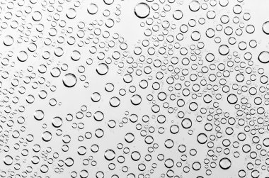 su damlası siyah ve beyaz arka plan üzerinde (koyu siyah işlemek ve