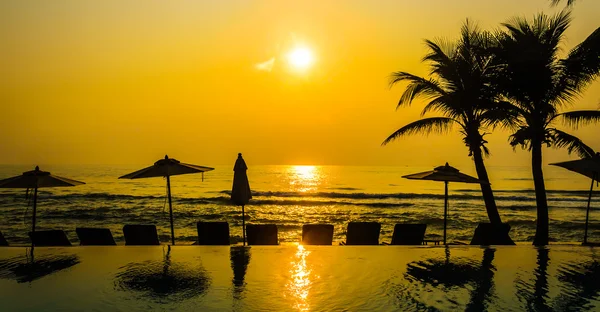 Silhouette piscine plage et palmier coucher de soleil — Photo
