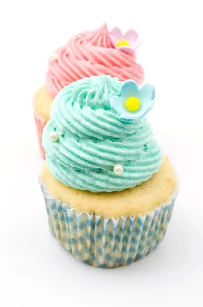Vanille cupcakes geïsoleerde witte achtergrond — Stockfoto