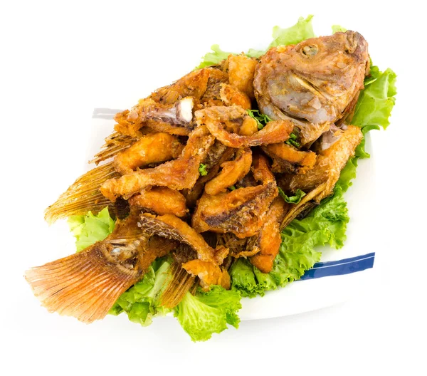 Thailändsk mat stekt fisk i vit platta isolerade på vit bakgrund — Stockfoto