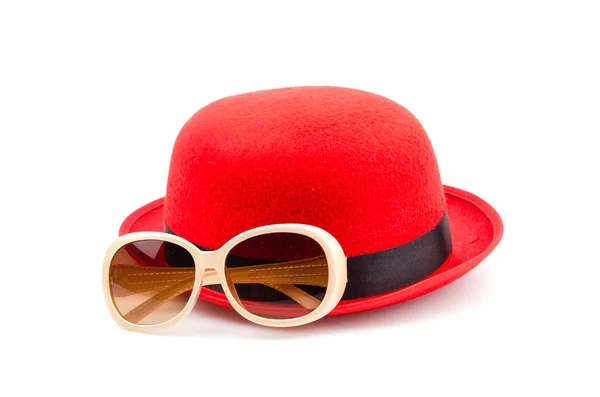 Gafas de sol sombrero rojo aislado fondo blanco — Foto de Stock