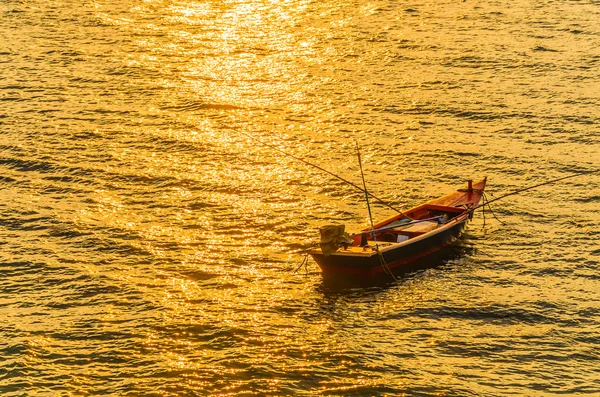 Bateau sur la mer au coucher du soleil — Photo