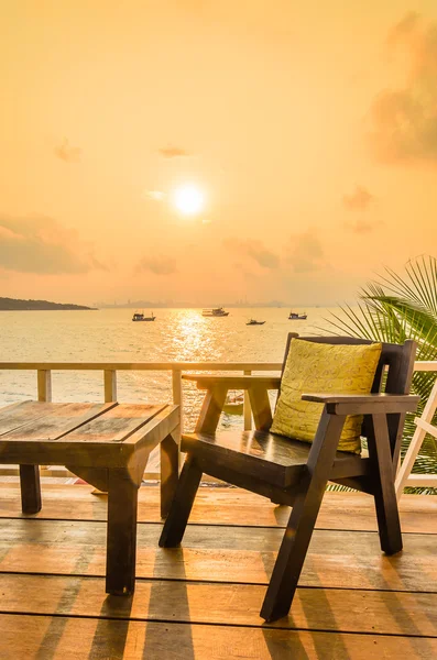 Houten stoel zonsondergang op het strand — Stockfoto
