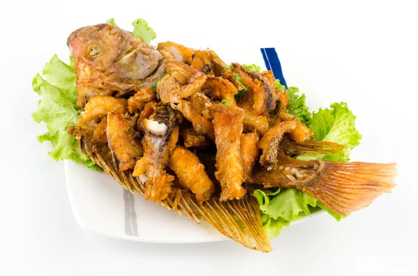 Pescado frito tailandés en plato blanco aislado sobre fondo blanco —  Fotos de Stock