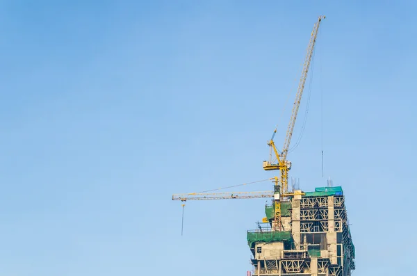 建筑施工现场的起重机 — 图库照片