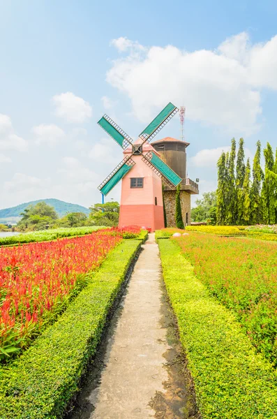 Molino de viento en el jardín — Foto de Stock