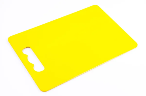 Gele plastic snijplank op geïsoleerde witte achtergrond — Stockfoto