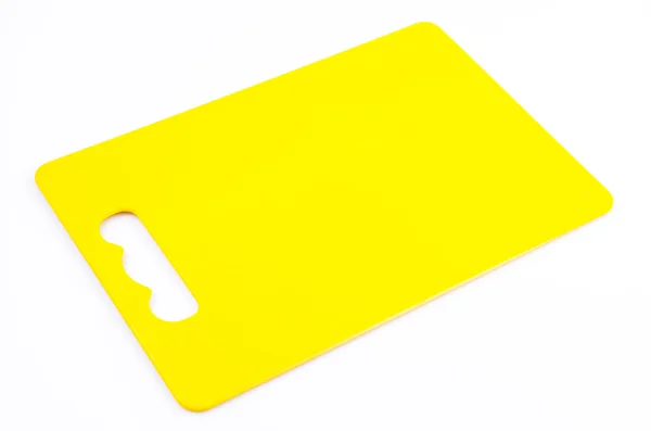 Placa de corte de plástico amarelo no fundo branco isolado — Fotografia de Stock