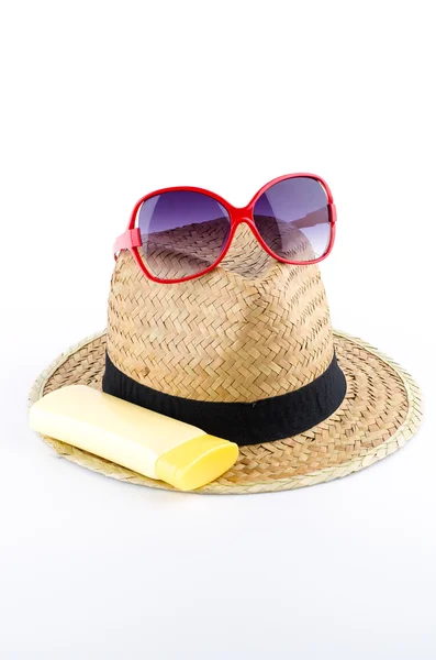 Chapeau, lunettes de soleil, lotion corporelle isolée sur fond blanc — Photo