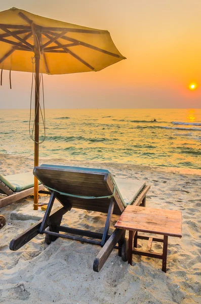 Paraplu strand in twilight tijden — Stockfoto