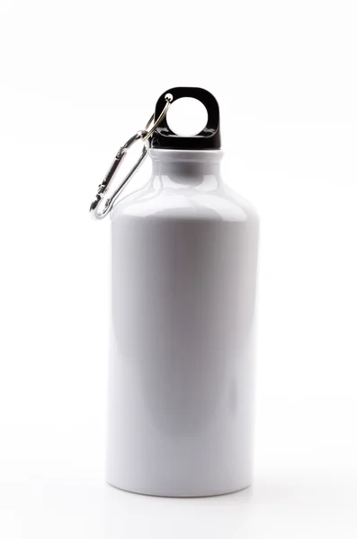 Бутылка из нержавеющей воды на белом фоне — стоковое фото