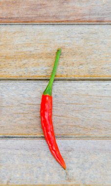 ahşap zemin üzerine kırmızı biber