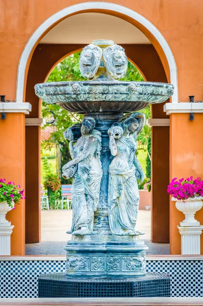 Fontaine dans le parc — Photo