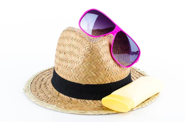 Chapeau, lunettes de soleil, lotion corporelle isolée sur fond blanc — Photo