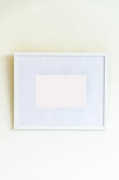 Белая рамка на белой стене — стоковое фото