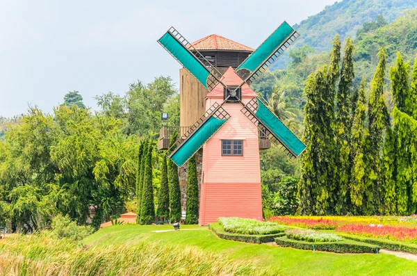 Windmühle im Garten — Stockfoto
