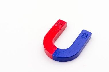 beyaz üzerine mıknatıs