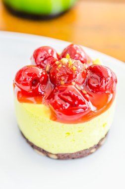 Beyaz tabakta cheesecake
