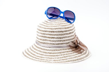 plaj şapka ve güneş gözlüğü