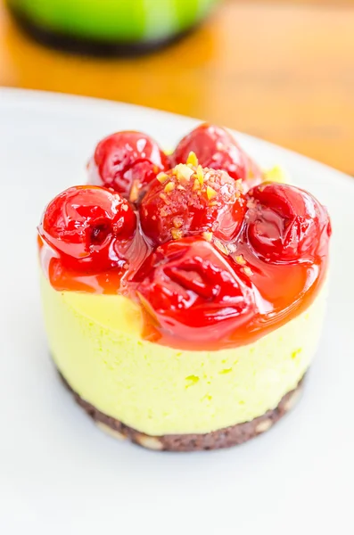 Beyaz tabakta cheesecake — Stok fotoğraf