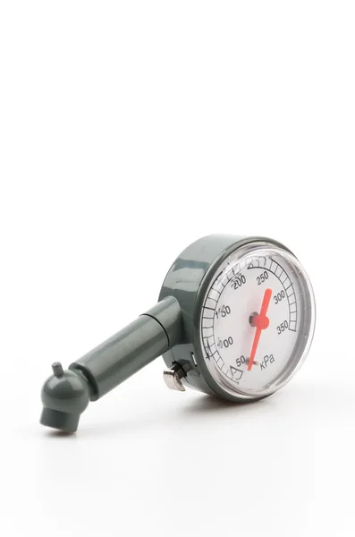 Manômetro de pressão de pneu isolado fundo branco — Fotografia de Stock