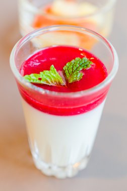 Panna cotta çilekli tatlı