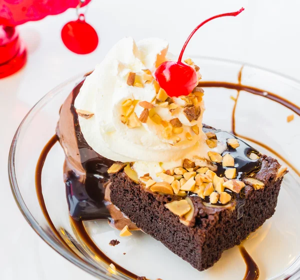 Chocolade brownie icecream en cherry — Stockfoto